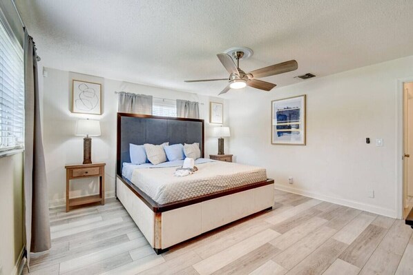 3 bedrooms, desk, iron/ironing board, travel crib - Tranquil Oasis: Pool & Fire Pit in Boynton (Boynton Beach)