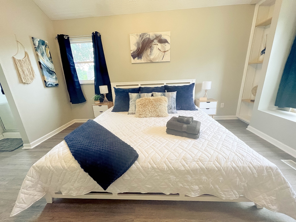 5 min from downtown Fishers, IN! Pet friendly with office, deck & grill