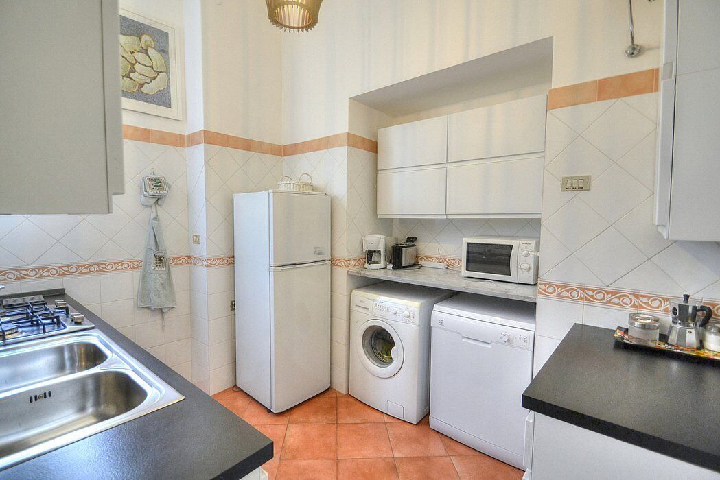 Herdplatte, Geschirrspüler, Wasserkocher mit Kaffee-/Teezubehör