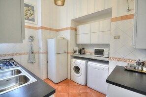 Herdplatte, Geschirrspüler, Wasserkocher mit Kaffee-/Teezubehör