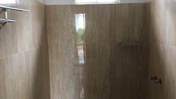 Shower, jetted tub, bidet, towels