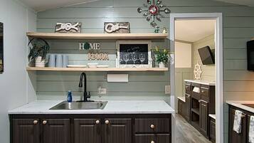 Réfrigérateur, micro-ondes, plaque de cuisson, cafetiÚre/bouilloire