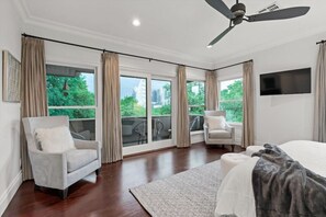 4 bedrooms, desk, iron/ironing board, travel crib