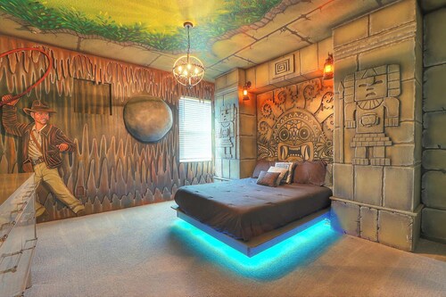 Breathtaking 15B Movie Theme Home Pool Spa by Lake