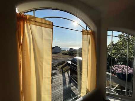 Interior. A petite retreat, Family/Pet friendly-Amazing view and location!