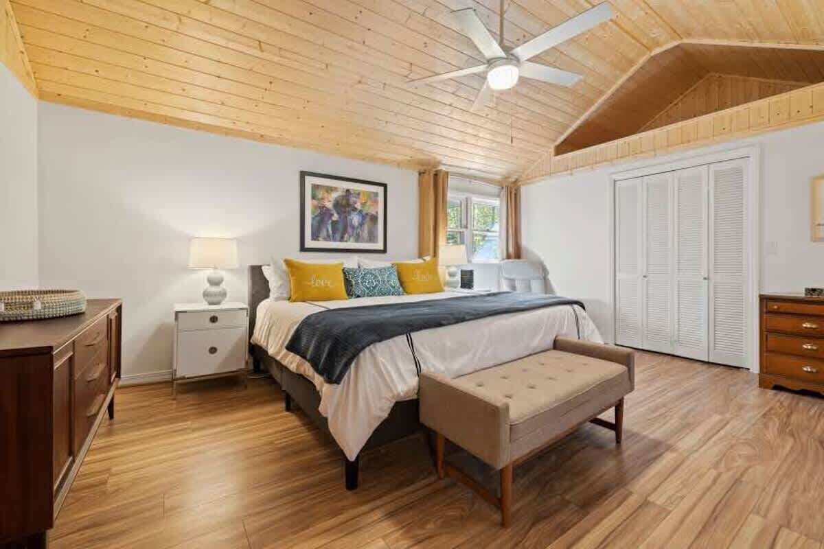 4 bedrooms, iron/ironing board, WiFi, bed sheets