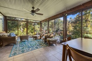 Televisión, chimenea, oficina