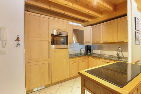 Køleskab, mikrobølgeovn, ovn, kaffe-/temaskine