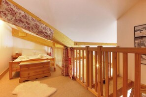 3 bedrooms, travel cot, free WiFi, bed sheets
