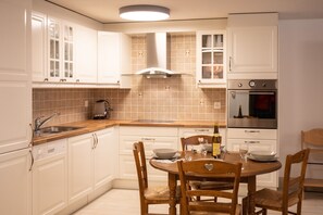 Condo família | Cozinha privada | Geladeira grande, fogão, cooktop, lava-louças