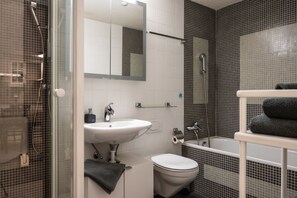 คอนโดสำหรับครอบครัว | ห้องน้ำ | อ่างอาบน้ำและฝักบัวแยกจากกัน, ไดร์เป่าผม, พื้นห้องน้ำอุ่น, ผ้าเช็ดตัว