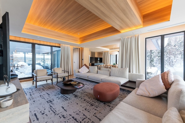 Penthouse, 6 phòng ngủ, không hút thuốc (with Onsen, Dual Key) | Phòng khách | Smart TV, Netflix, sàn nhà có sưởi, dịch vụ stream