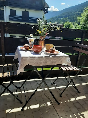 Outdoor dining. Cozy Giava's Mountain Place in downtown Aprica