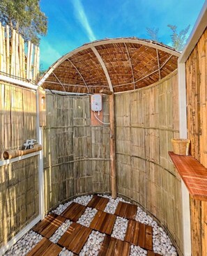 Tent | Badkamer | Een bad, een diep bad, een haardroger, badjassen