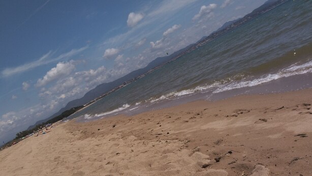 A beach with clear skies and calm waves. - Charmant Appartement de Village (Roquebrune-sur-Argens)