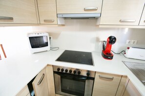 Fridge, microwave, oven, coffee/tea maker