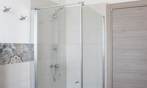 Haartrockner, Handtücher, Seife, Shampoo