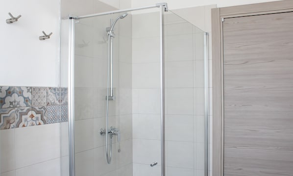 Haartrockner, Handtücher, Seife, Shampoo