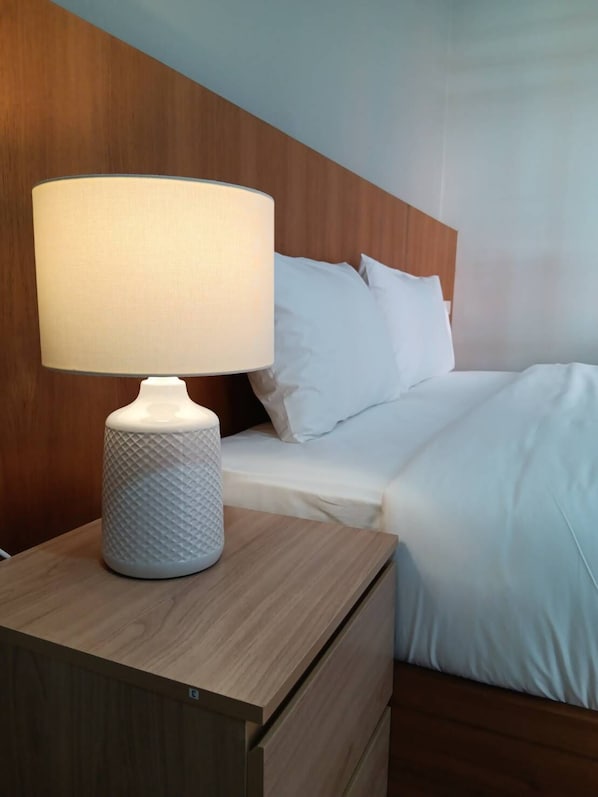 Chambre double | Literie de qualité, bureau, espace de travail pour ordinateurs portables