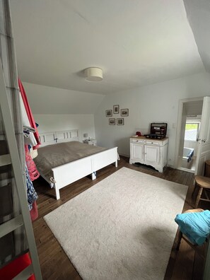 4 Schlafzimmer, Bügeleisen/Bügelbrett, WLAN, Bettwäsche