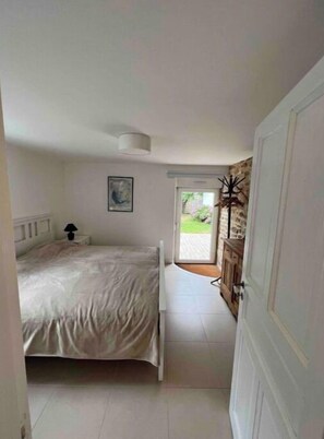 4 habitaciones, tabla de planchar con plancha, wifi y ropa de cama 