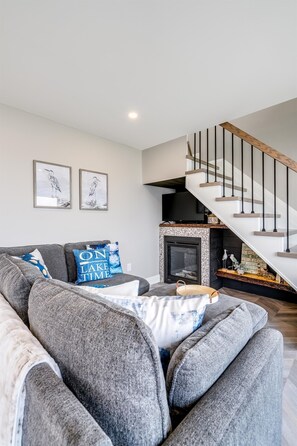 Smart TV, lareira, livros