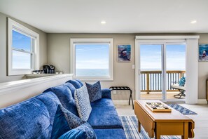 Smart TV, lareira, livros