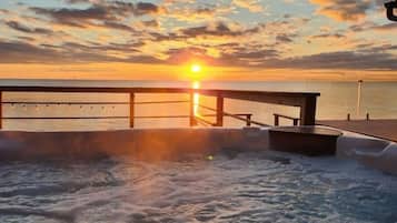 Bañera de hidromasaje al aire libre