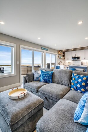 Smart TV, chimenea y libros