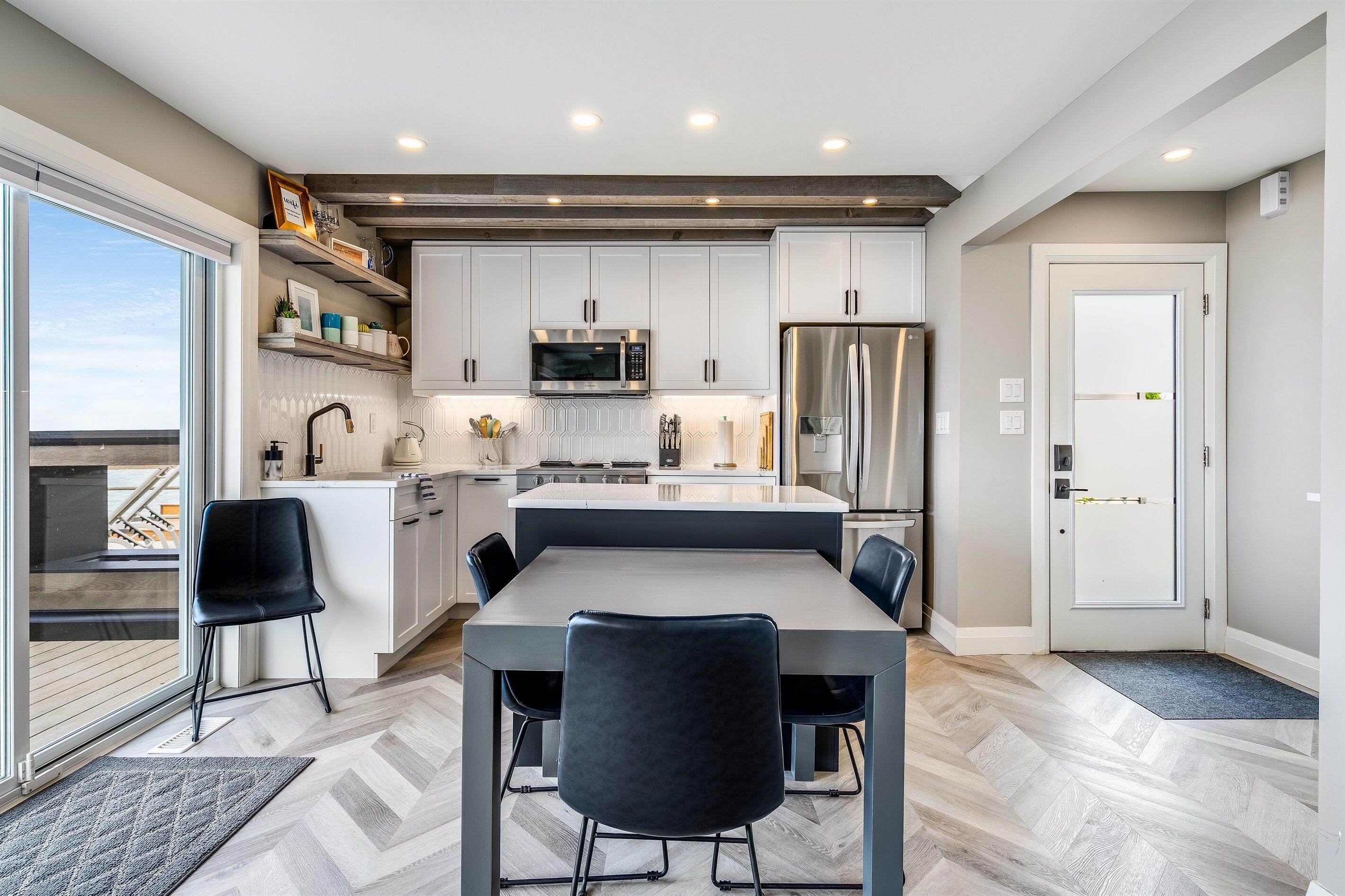 Réfrigérateur, micro-ondes, four, plaque de cuisson