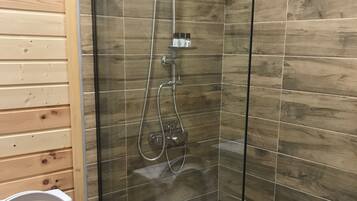 Haartrockner, Handtücher, Seife, Shampoo