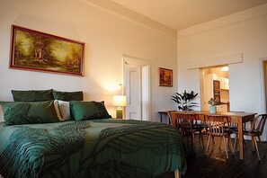 Individually decorated, individually furnished, free WiFi, bed sheets - Tanswells Commercial Hote (Beechworth)