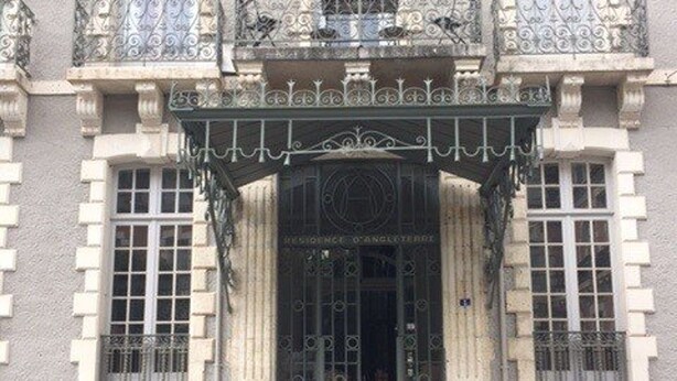 A building entrance with a wrought iron gate and a sign above it. - Lovely T2 apartment in Cauterets for 2 people (Cauterets)