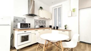 Réfrigérateur, micro-ondes, four, plaque de cuisson