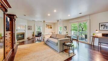 Smart TV, caminetto, studio