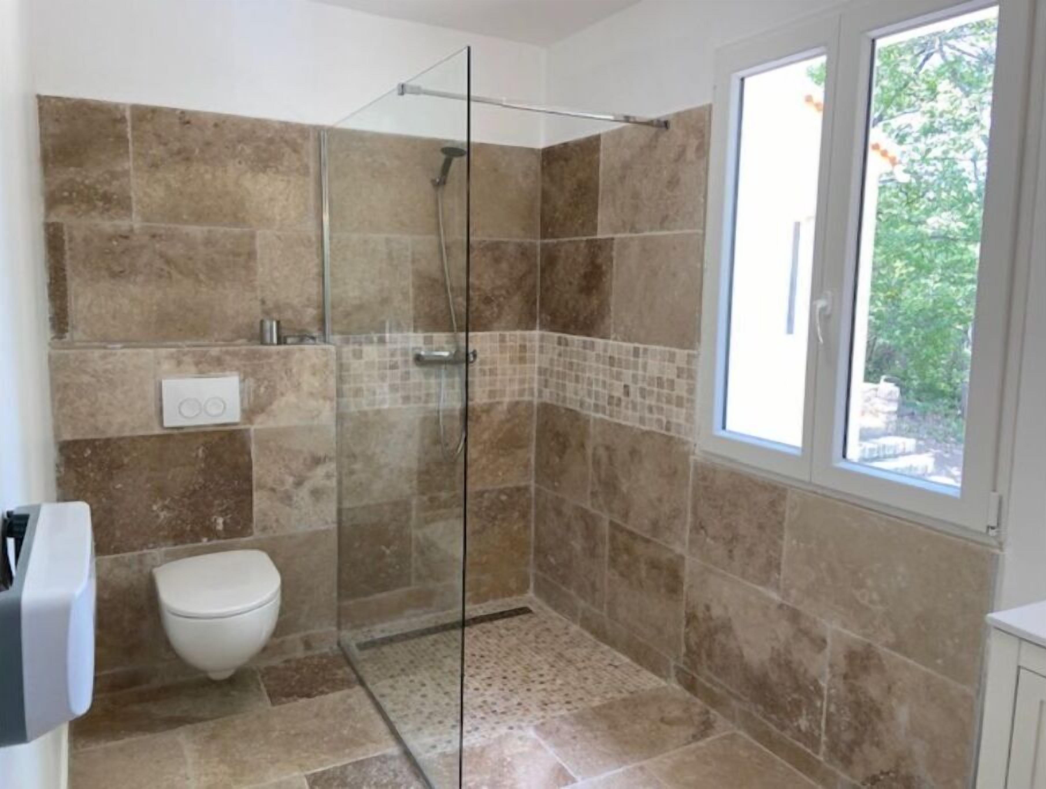 Een douche, een haardroger, handdoeken, zeep