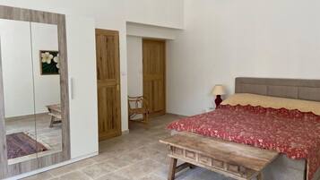 2 slaapkamers, een kluis op de kamer, een bureau