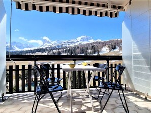 Outdoor dining - Ski-in/Ski-out Cozy 2-Bed Apartment with WiFi, Parking, Near Lift and Shops (Le Dévoluy)