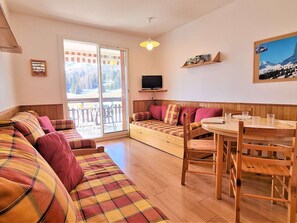 TV - Ski-in/Ski-out Cozy 2-Bed Apartment with WiFi, Parking, Near Lift and Shops (Le Dévoluy)
