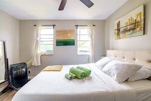 1 dormitorio, caja fuerte, escritorio y tabla de planchar con plancha