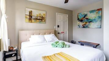 1 habitación, escritorio, tabla de planchar con plancha y cuna de viaje