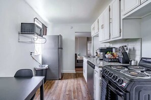 Kühlschrank, Mikrowelle, Ofen, Herdplatte