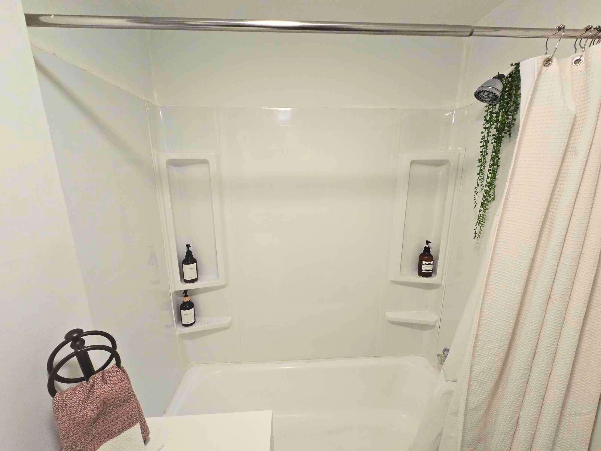 Regadera, amenidades de baño ecológicas, secadora de cabello, toallas 