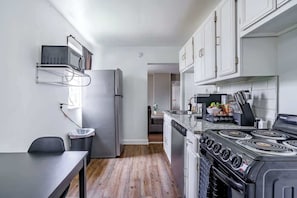 Refrigerador, microondas, horno, placa de cocina