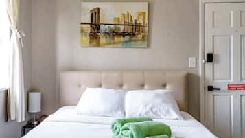 1 soverom, skrivebord, strykejern/-brett og reiseseng for barn