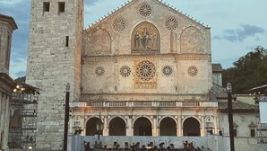 Un bâtiment historique doté d’un imposant clocher et d’une grande entrée en arc de cercle.