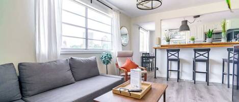 Smart TV, libros, videoteca y oficina