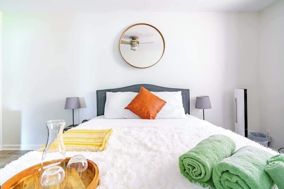 1 sovrum, skrivbord, strykjärn/strykbräda och resesäng