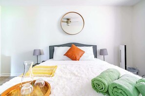 1 Schlafzimmer, Schreibtisch, Bügeleisen/Bügelbrett, Reisekinderbett