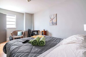 1 間睡房、書桌、熨斗/熨衫板、可攜式嬰兒床